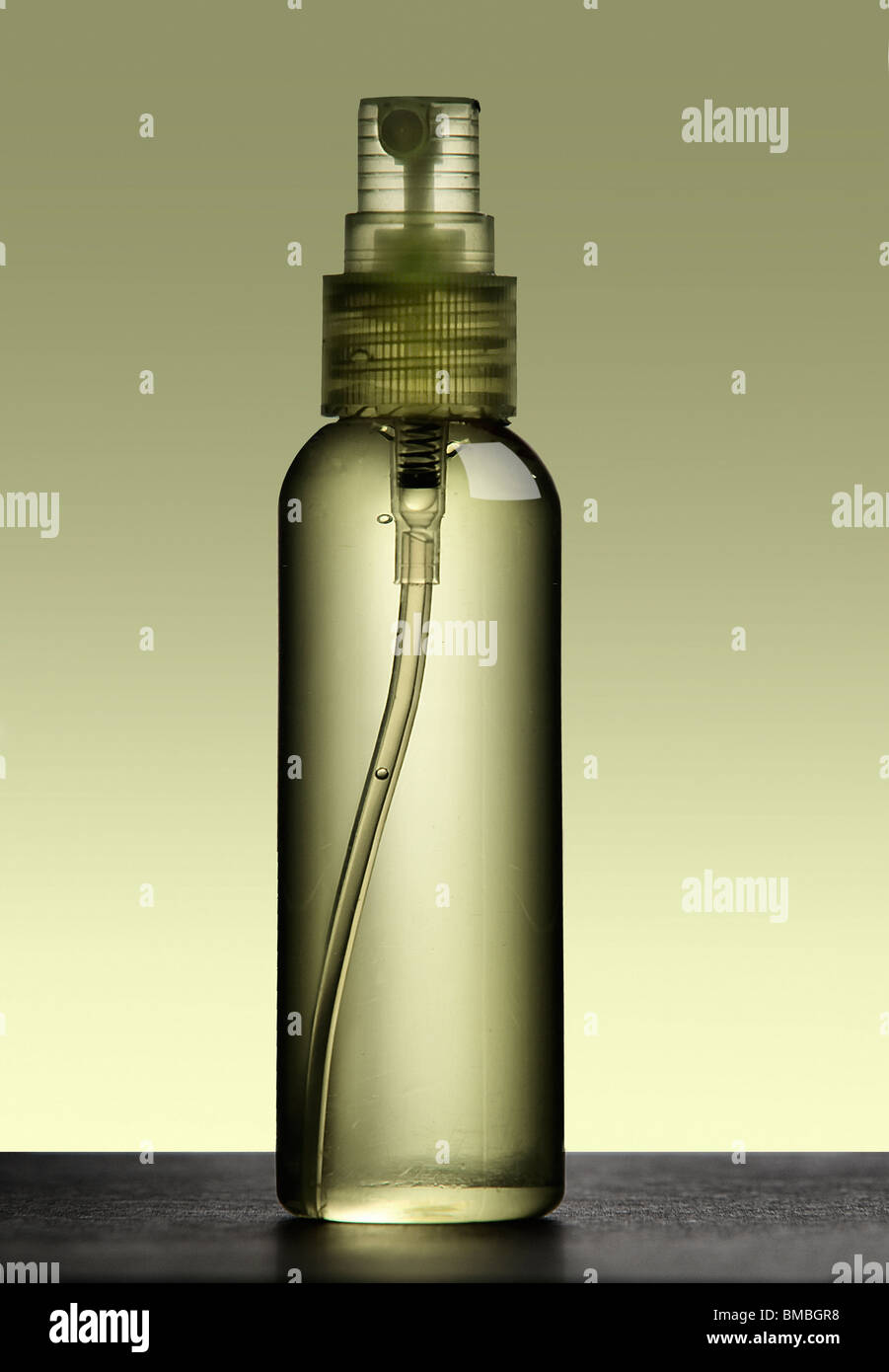 L'eau dans une petite bouteille de jet contre toile. Banque D'Images