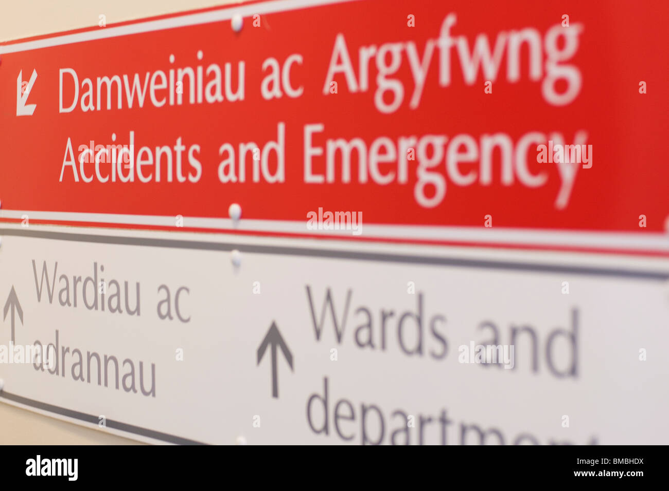Un signe pour les accidents et d'urgence de l'hôpital Bronglais à Aberystwyth, tourné avec une faible profondeur de champ. Banque D'Images