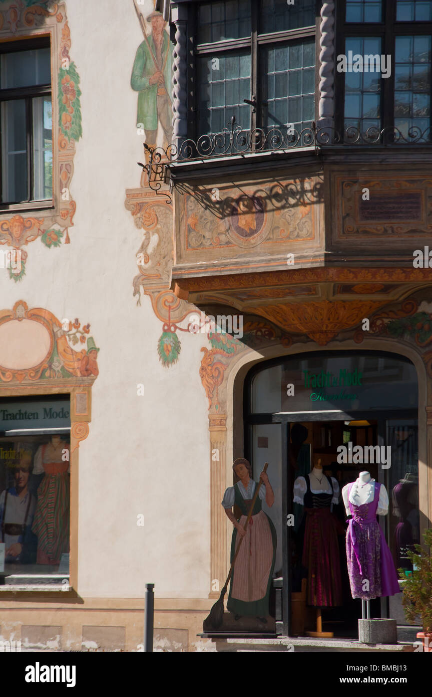 Magasin de vêtements traditionnels bavarois, Allemagne Banque D'Images