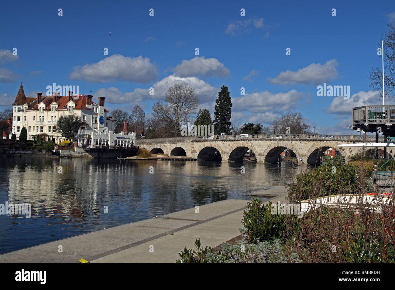 Maidenhead, Berkshire, Angleterre. Le pont date de 1777 et porte la main A4 sur la Tamise. Banque D'Images