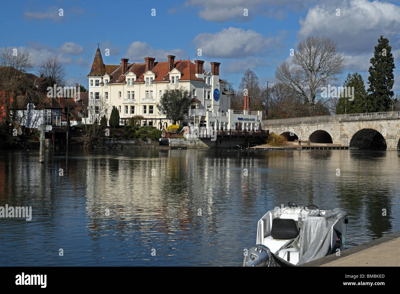 Maidenhead, Berkshire, Angleterre. Le pont date de 1777 et porte la main A4 sur la Tamise. Banque D'Images