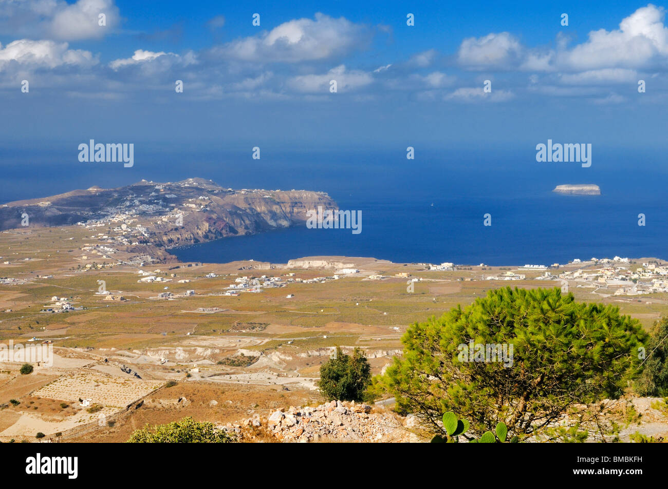 Vue depuis le mont Profitis Ilias, vers la ville d'Akrotiri sur l'extrémité sud-ouest de l'île de Santorin, en Grèce. Banque D'Images