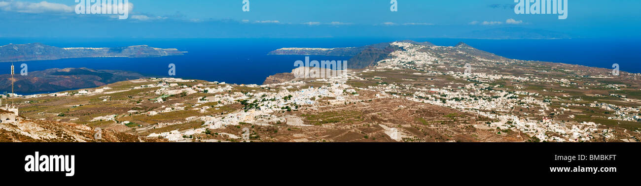 Vue depuis le sommet de la montagne Profitis Ilias, vers la ville de Fira et la partie nord de l'île de Santorin, en Grèce. Banque D'Images