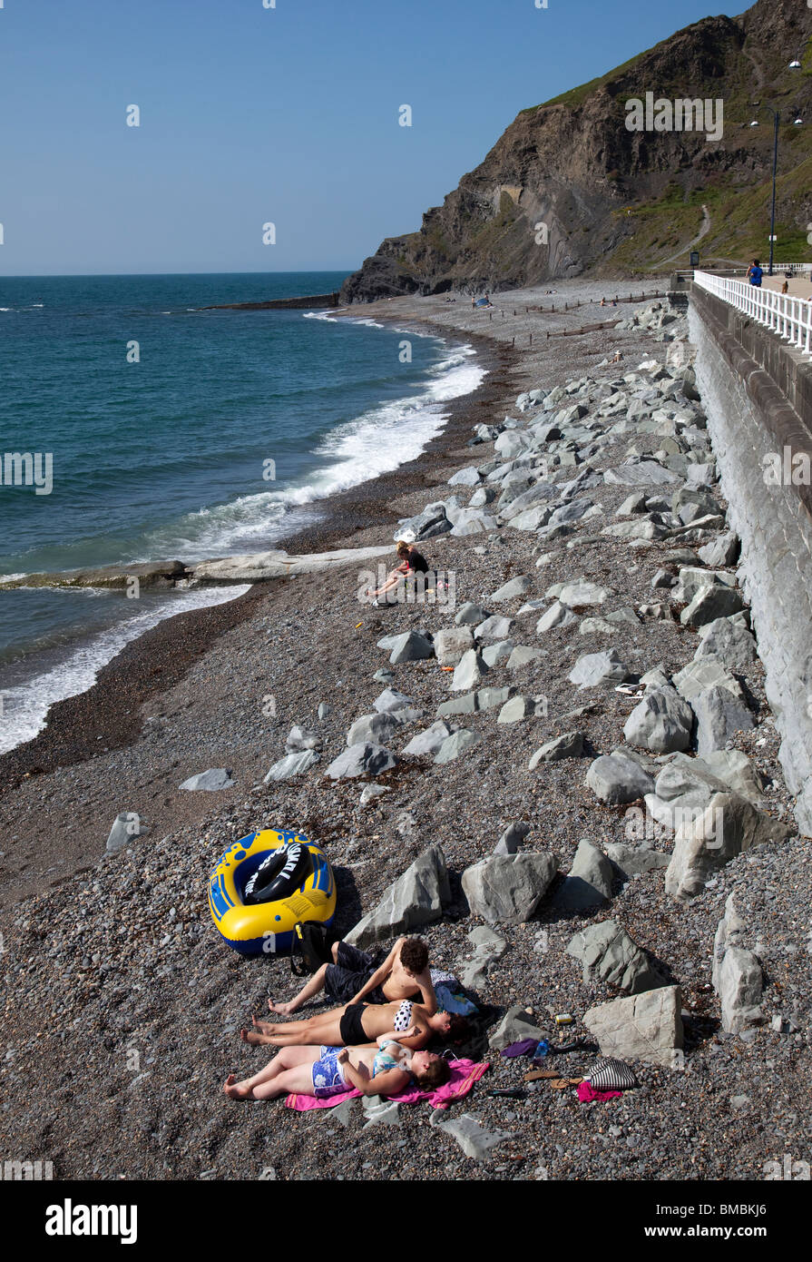 Les gens en train de bronzer sur une plage Aberystwyth Wales UK Banque D'Images