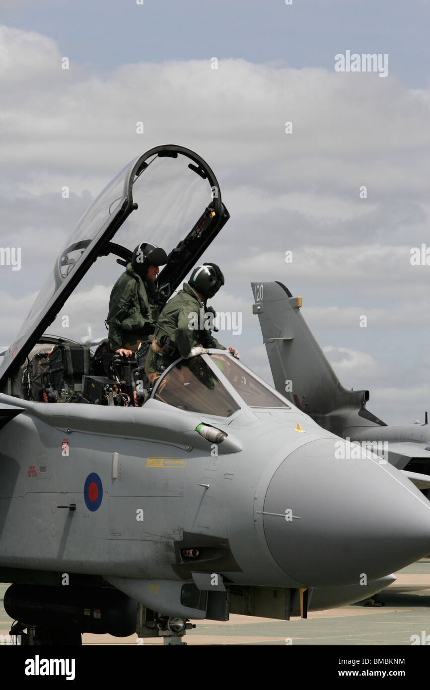 RAF Tornado les pilotes sortent de la cabine de pilotage de son avion. Banque D'Images