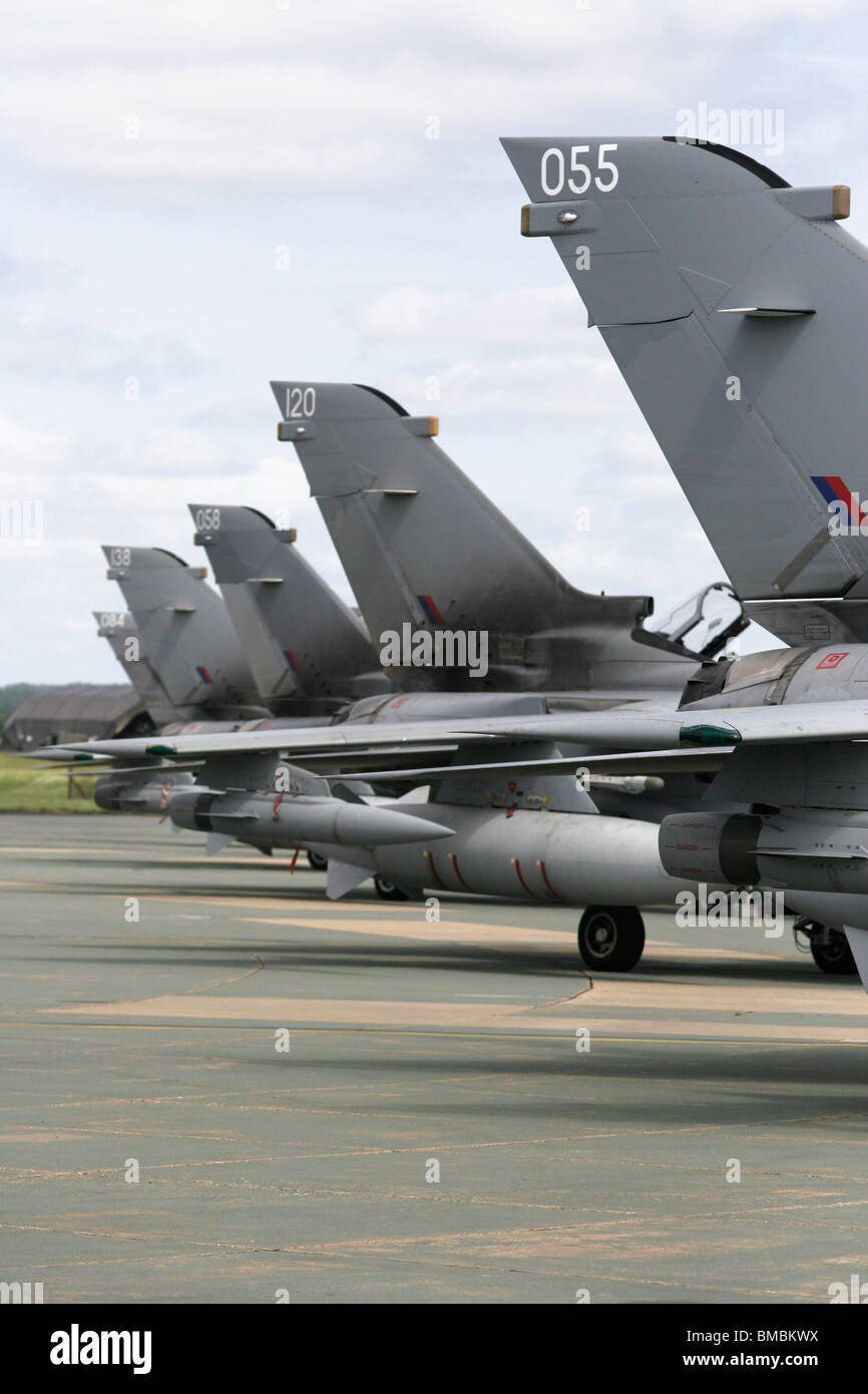 La queue des Panavia Tornado Gr4 garé chasseurs-bombardiers de la RAF à Marham. Banque D'Images