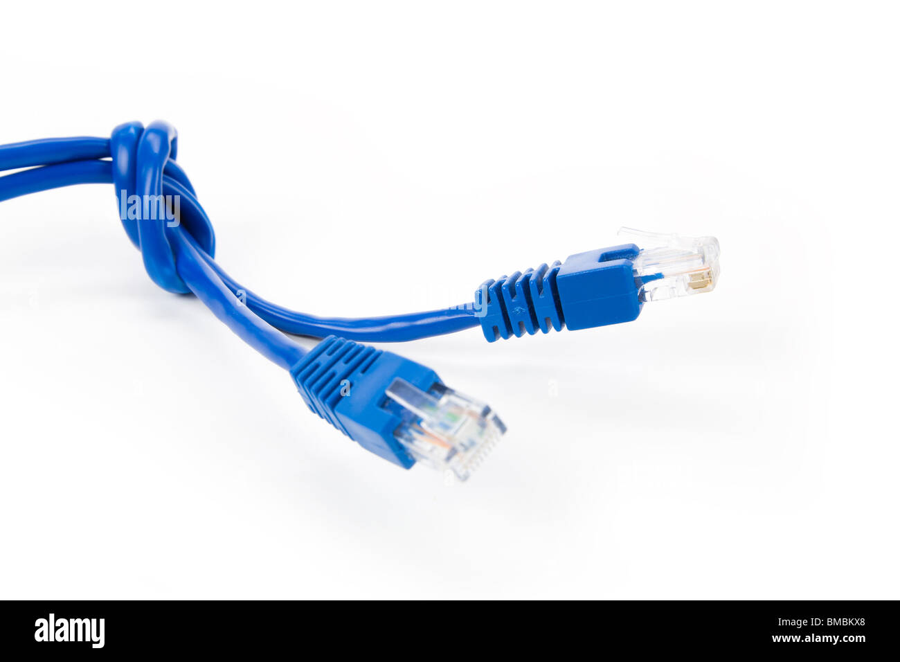 Câble d'ordinateur bleu avec fond blanc Banque D'Images