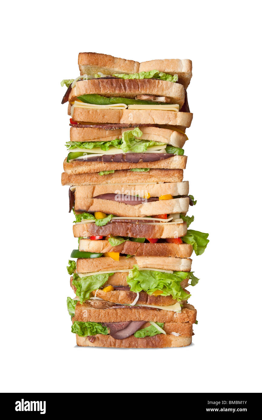 16 Big sandwich en couches avec une variété de viandes et de légumes isolé sur fond blanc Banque D'Images