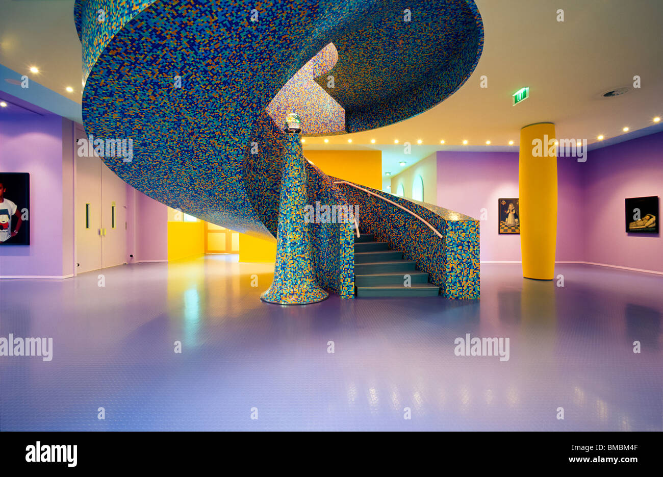 Hall central avec escalier spirale du Groninger Museum of Modern Art de Groningen aux Pays-Bas. Conçu par Mendini. Banque D'Images