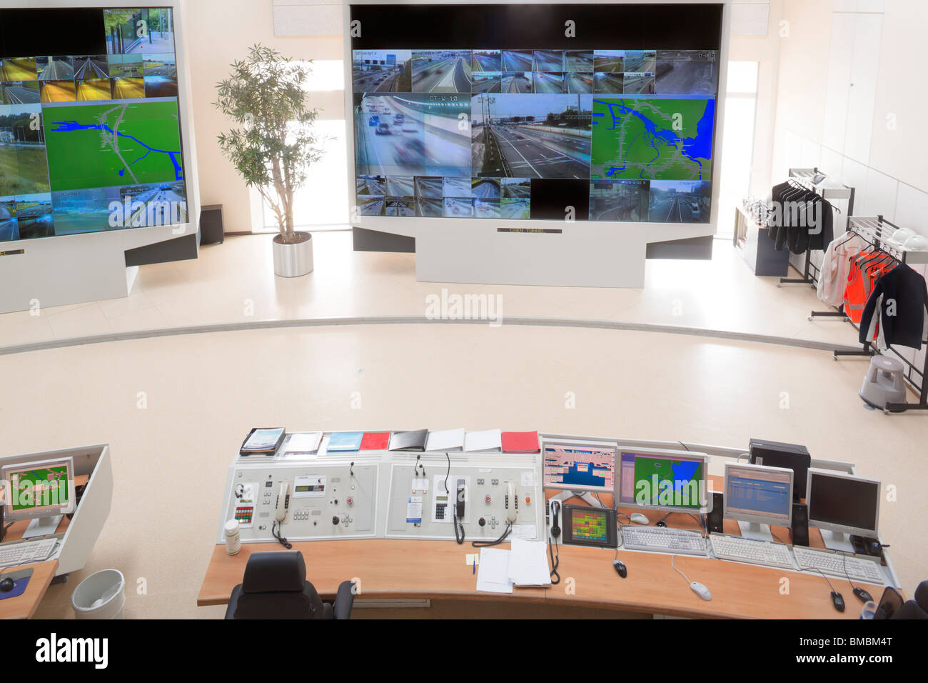 L'autoroute, le système de gestion du trafic d'autoroute salle de contrôle surveillance cctv vidiwall de moniteurs. Wijde Blik Velsen RTCC Pays-Bas Banque D'Images