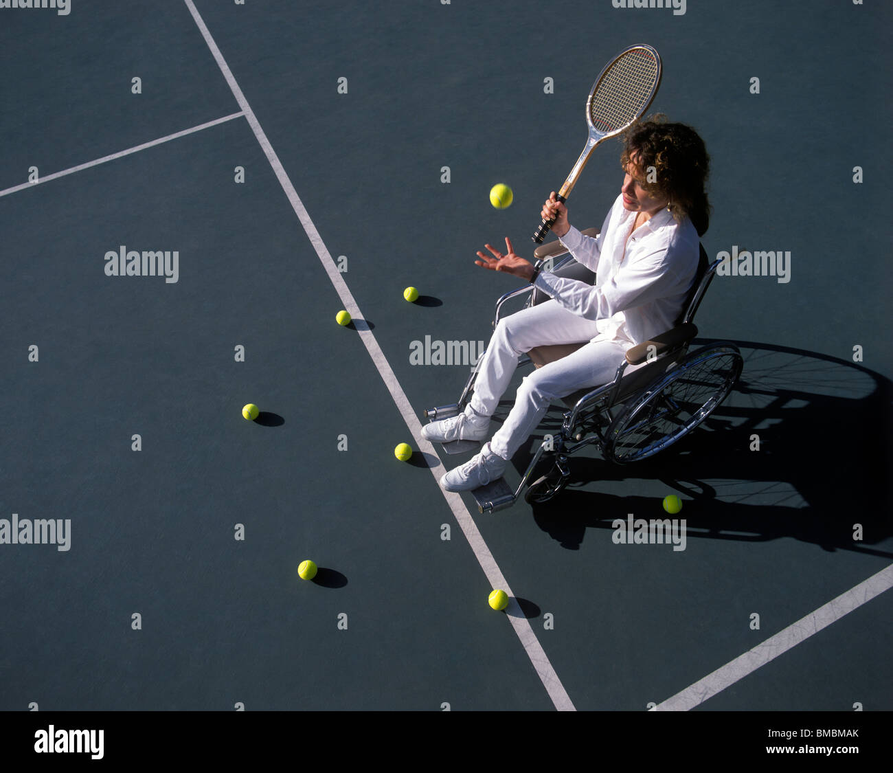 Femme sur un court de tennis en fauteuil roulant Banque D'Images