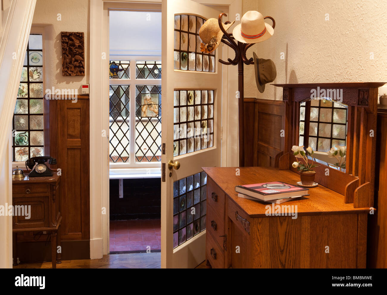 Edwardian maisons arts et artisanat chambre, hall d'entrée avec porte avant Banque D'Images