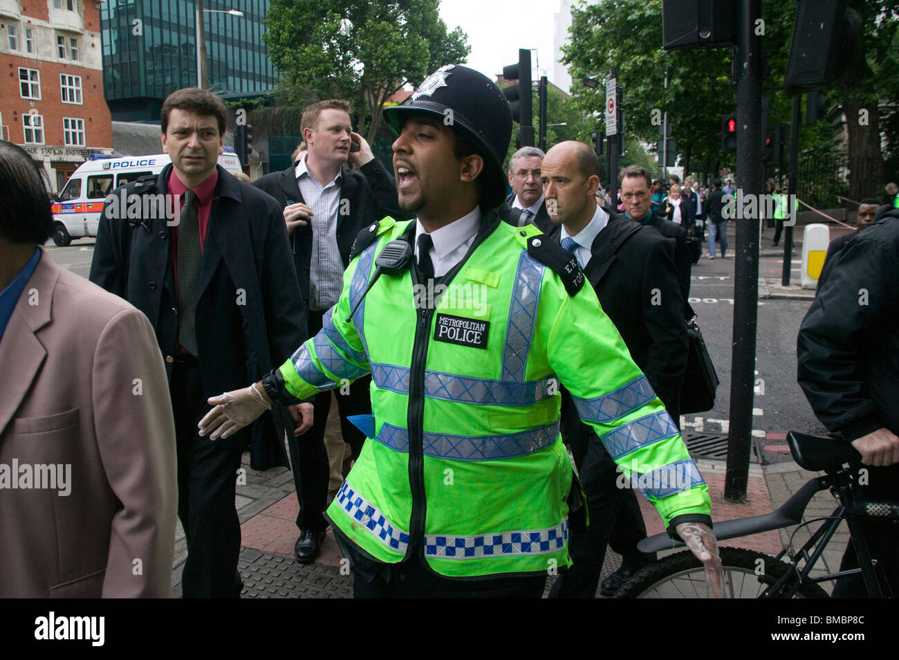 La police et les navetteurs à la bombe de Londres du 7 juillet 2005, Londres, Royaume-Uni Banque D'Images