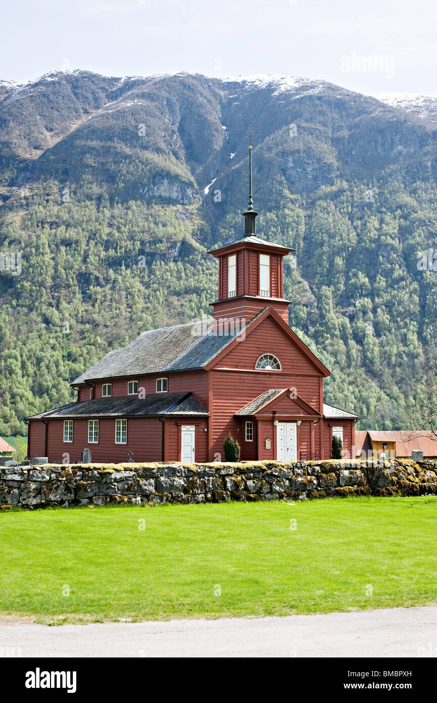 L'église en bois face à Mundal Sogn og Fjordane avec vue sur la montagne et la forêt de pins en Norvège Banque D'Images