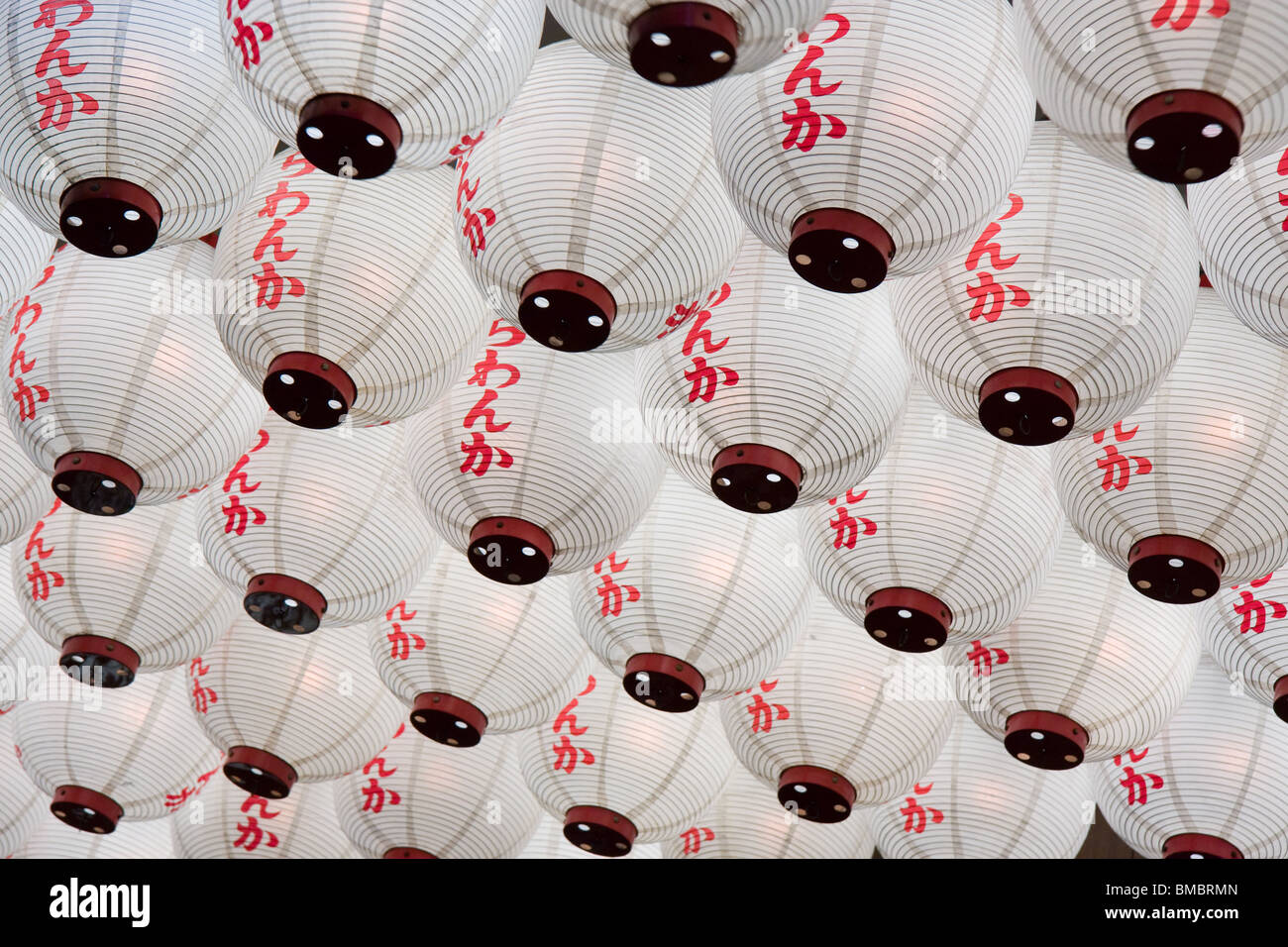 Un plafond de lanternes étendus dehors un restaurant au Japon Banque D'Images