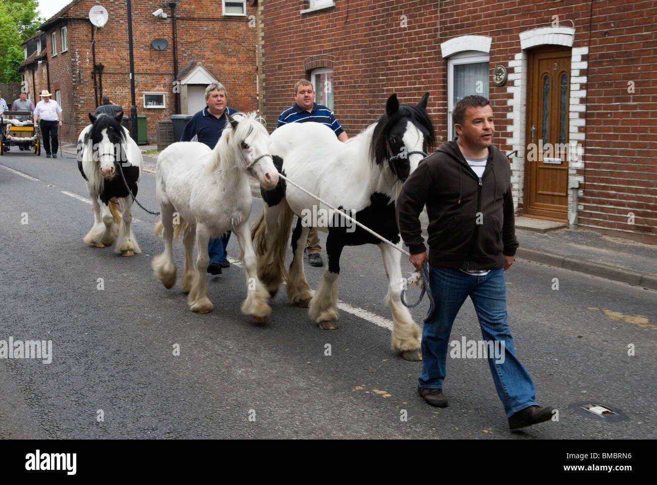 Foire aux chevaux annuelle gitane. Wickham, Hampshire, Royaume-Uni. Gypsy menant vers la ville de chevaux qui sont à vendre 2010s HOMER SYKES Banque D'Images