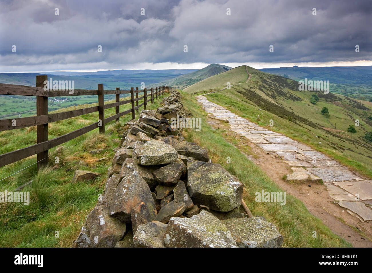 Vue vers l'arrière Tor et perdre de la colline de sentier pavé Mam Tor près de Castleton dans le Peak District National Park, Royaume-Uni Banque D'Images