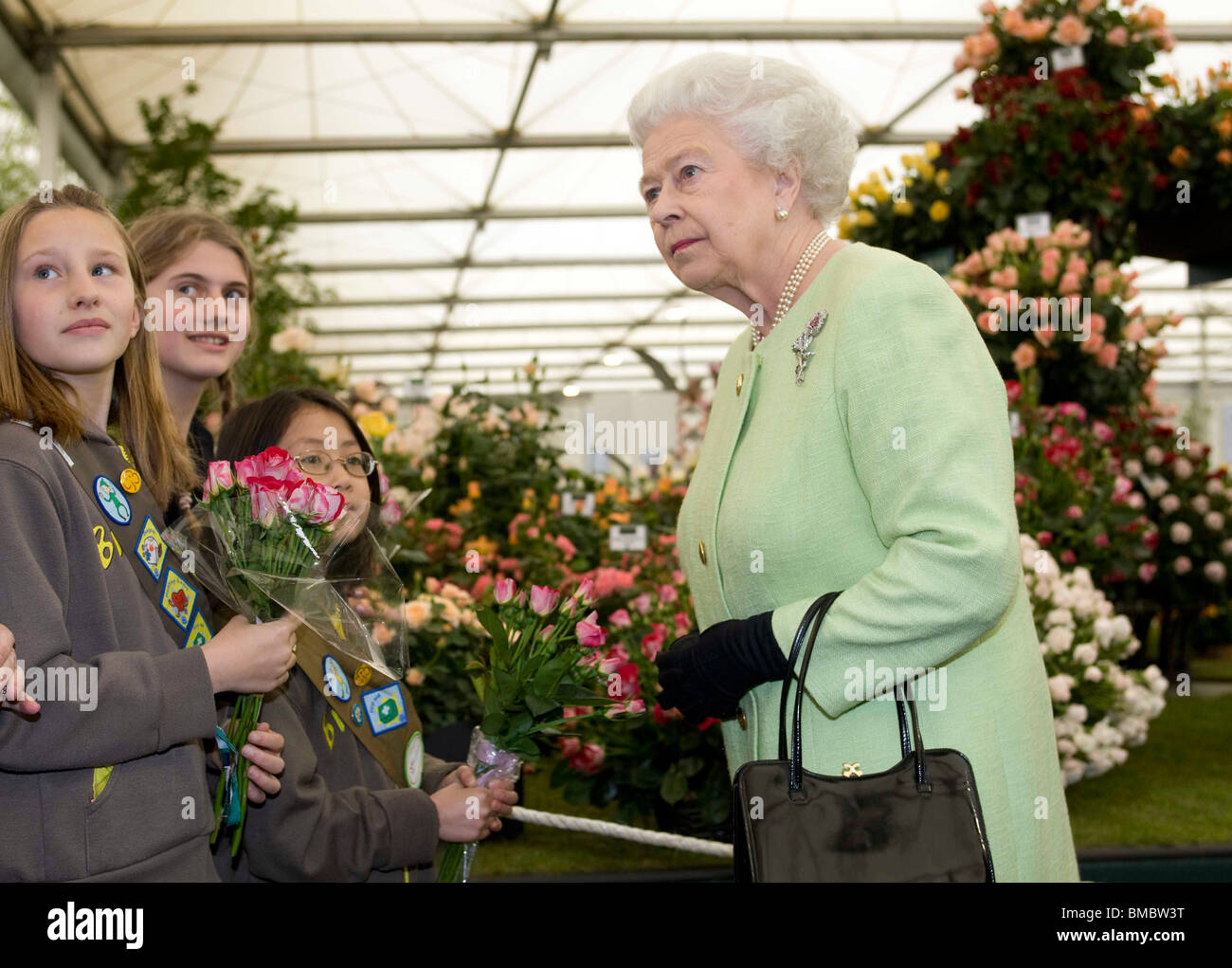 La Grande-Bretagne La reine Elizabeth II assiste à la Chelsea Flower Show à l'Hôpital Royal de Chelsea, à l'ouest de Londres en 2009 Banque D'Images