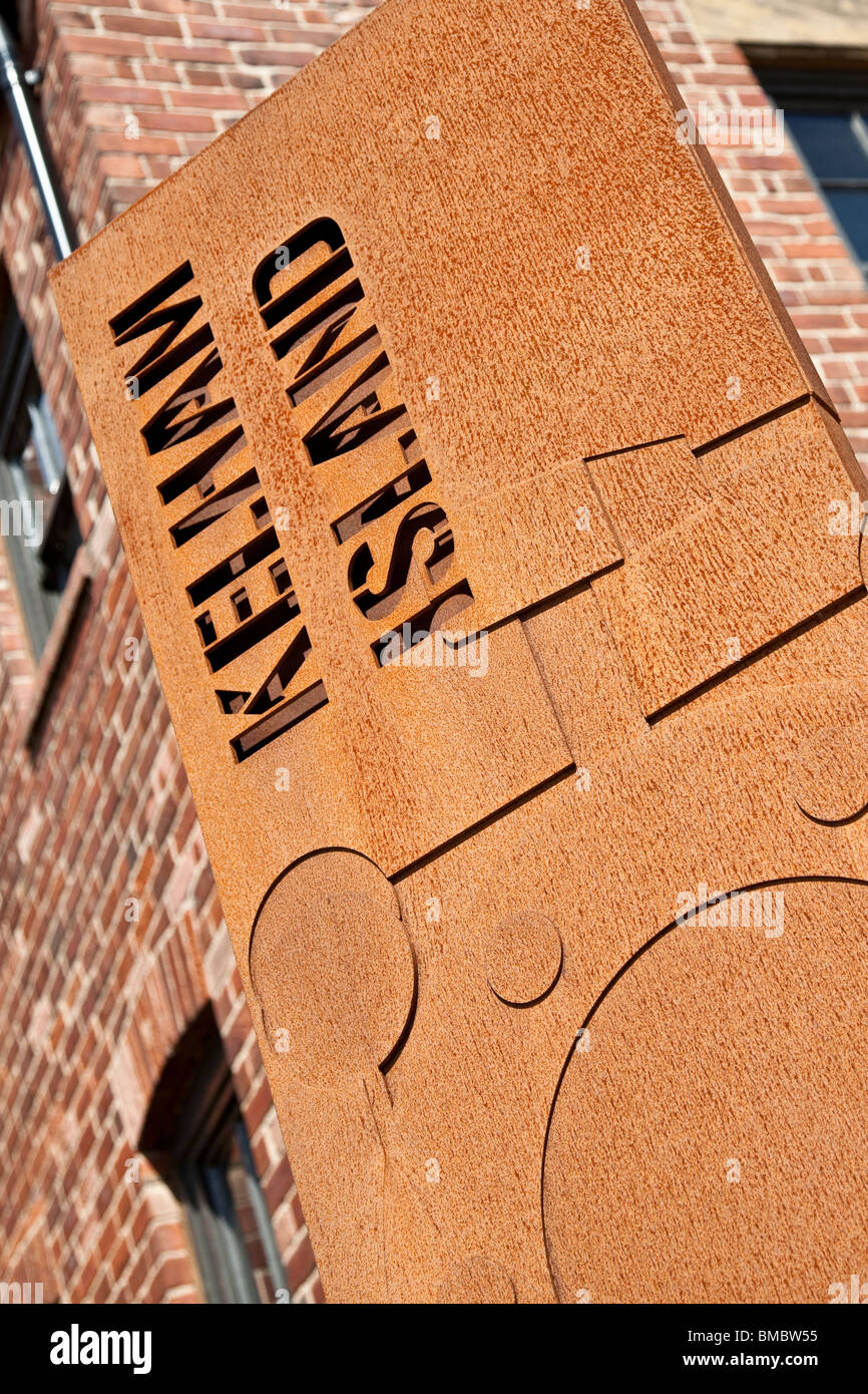 Sign in Public Kelham Island, Sheffield, diriger les piétons au Musée et Kelham Square. Banque D'Images