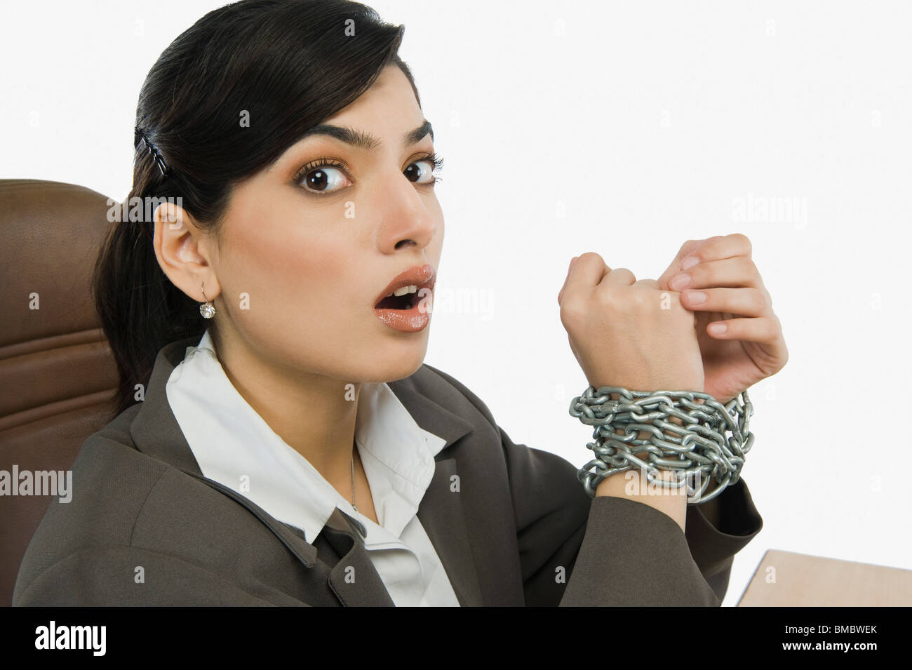 Man's hands attaché avec une chaîne Banque D'Images