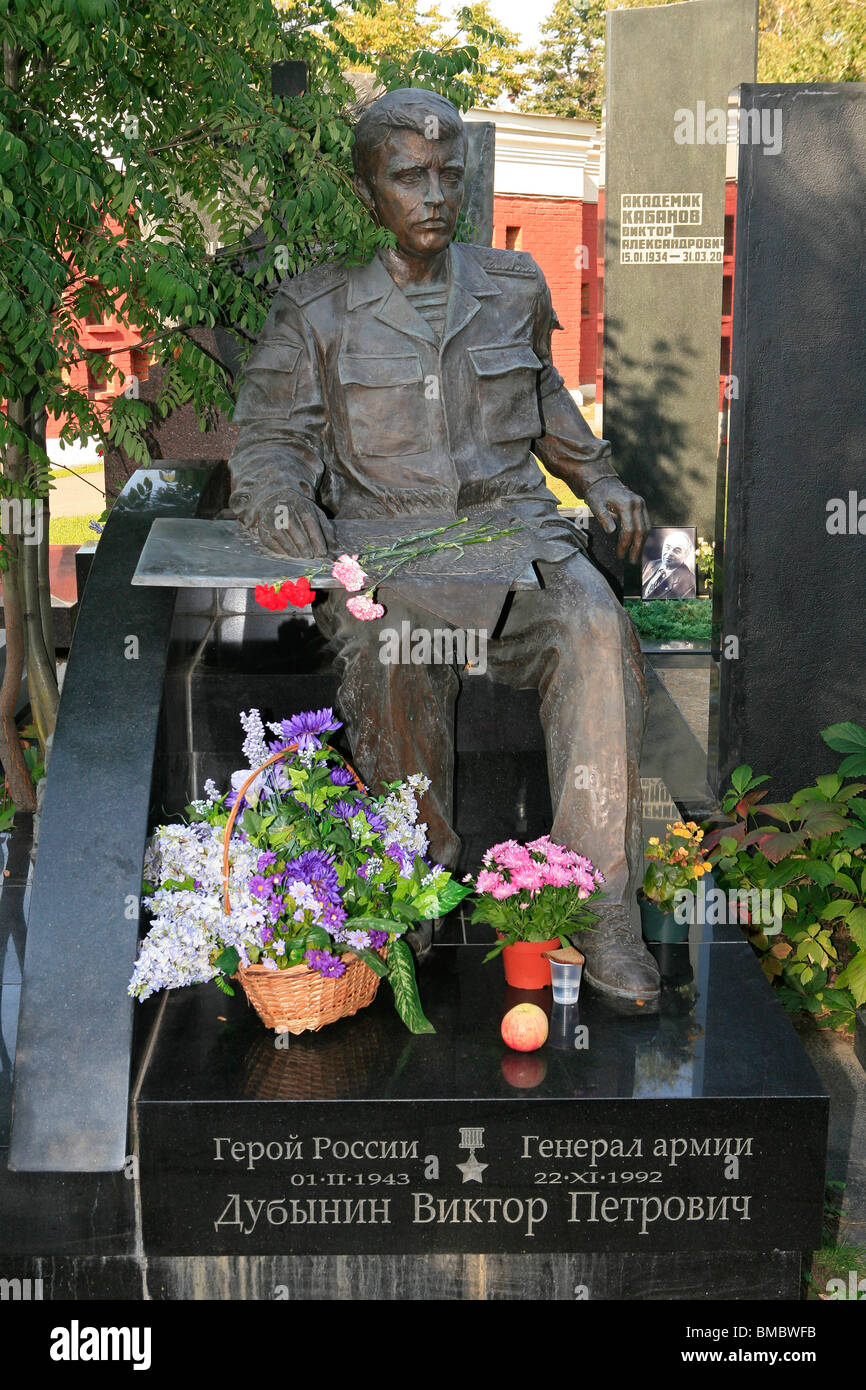 Tombe du général de l'armée soviétique Viktor Dubinin au cimetière Novodievitchi à Moscou, Russie Banque D'Images