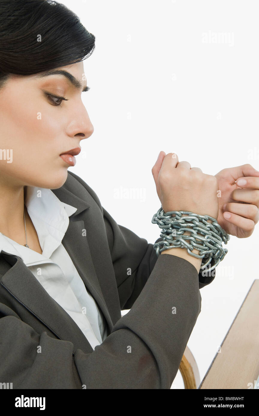 Man's hands attaché avec une chaîne Banque D'Images