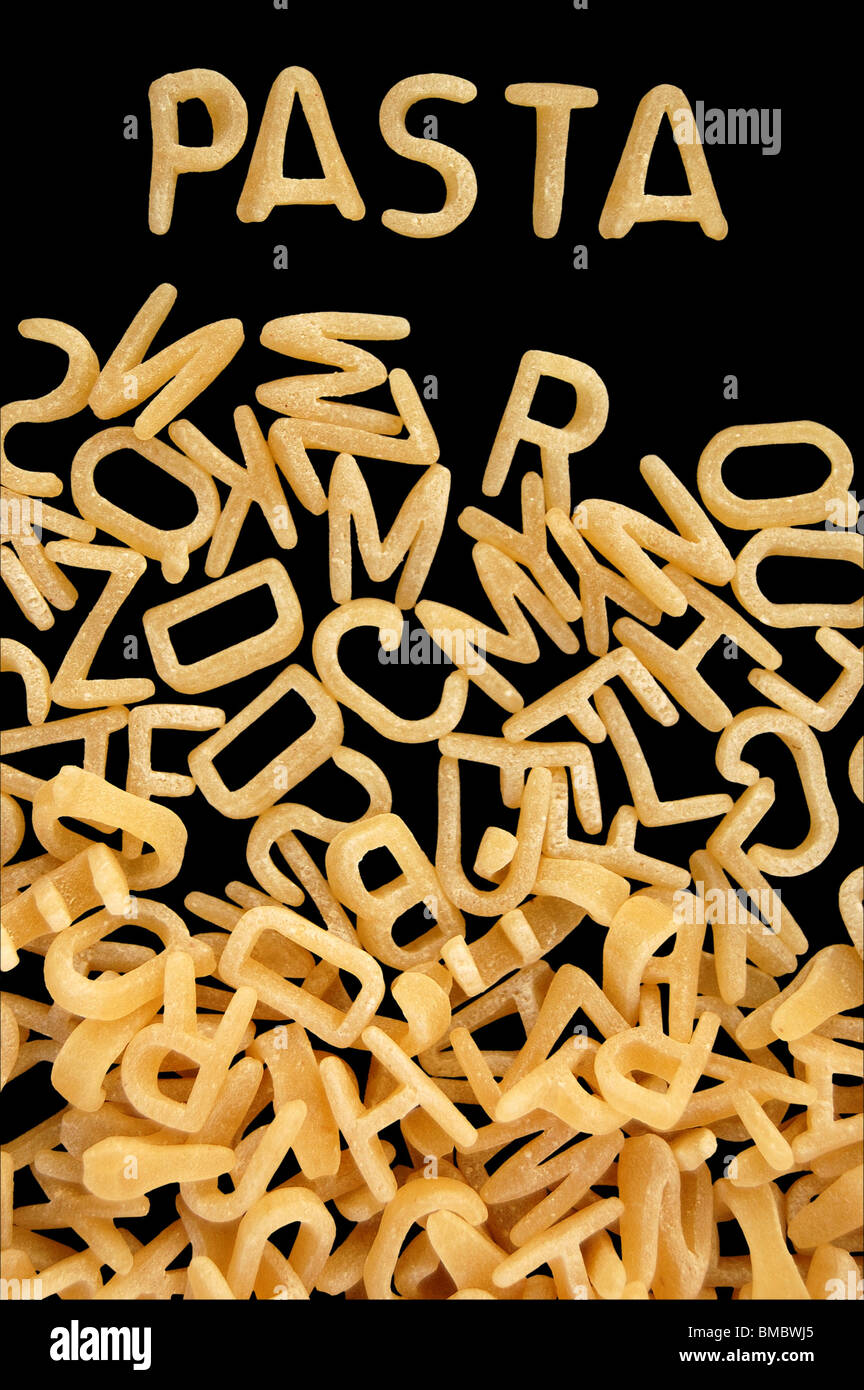 L'orthographe du mot pâtes à soupe à l'alphabet des lettres. Arrière-plan de l'alimentation des enfants. Banque D'Images