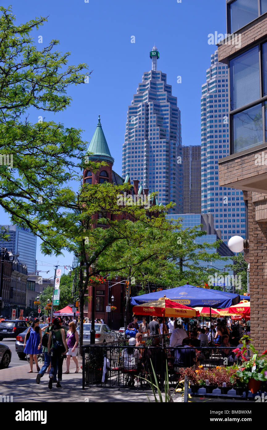 Dîners au restaurant, d'un patio extérieur, rue Front, à Toronto. Banque D'Images