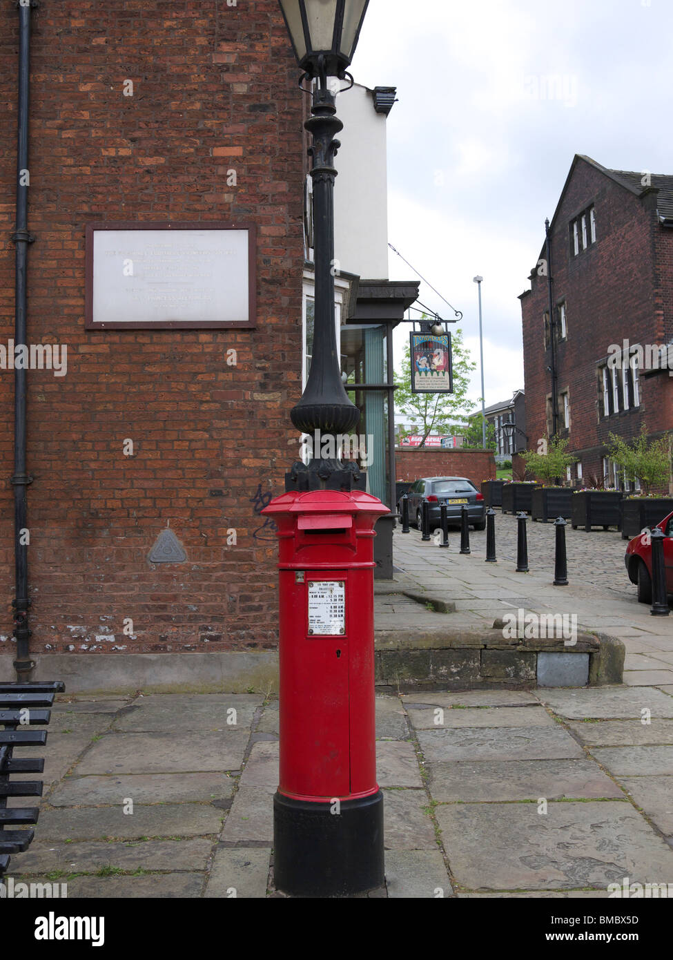 Old Post box,Musée des Pionniers de Rochdale, berceau du mouvement coopératif. Toad Lane,Rochdale,Lancashire, Angleterre, Royaume-Uni. Banque D'Images