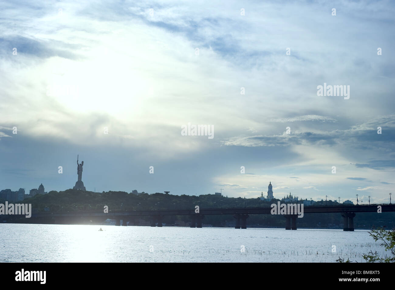 Panorama de Kiev de l'île sur le fleuve Dniepr Banque D'Images