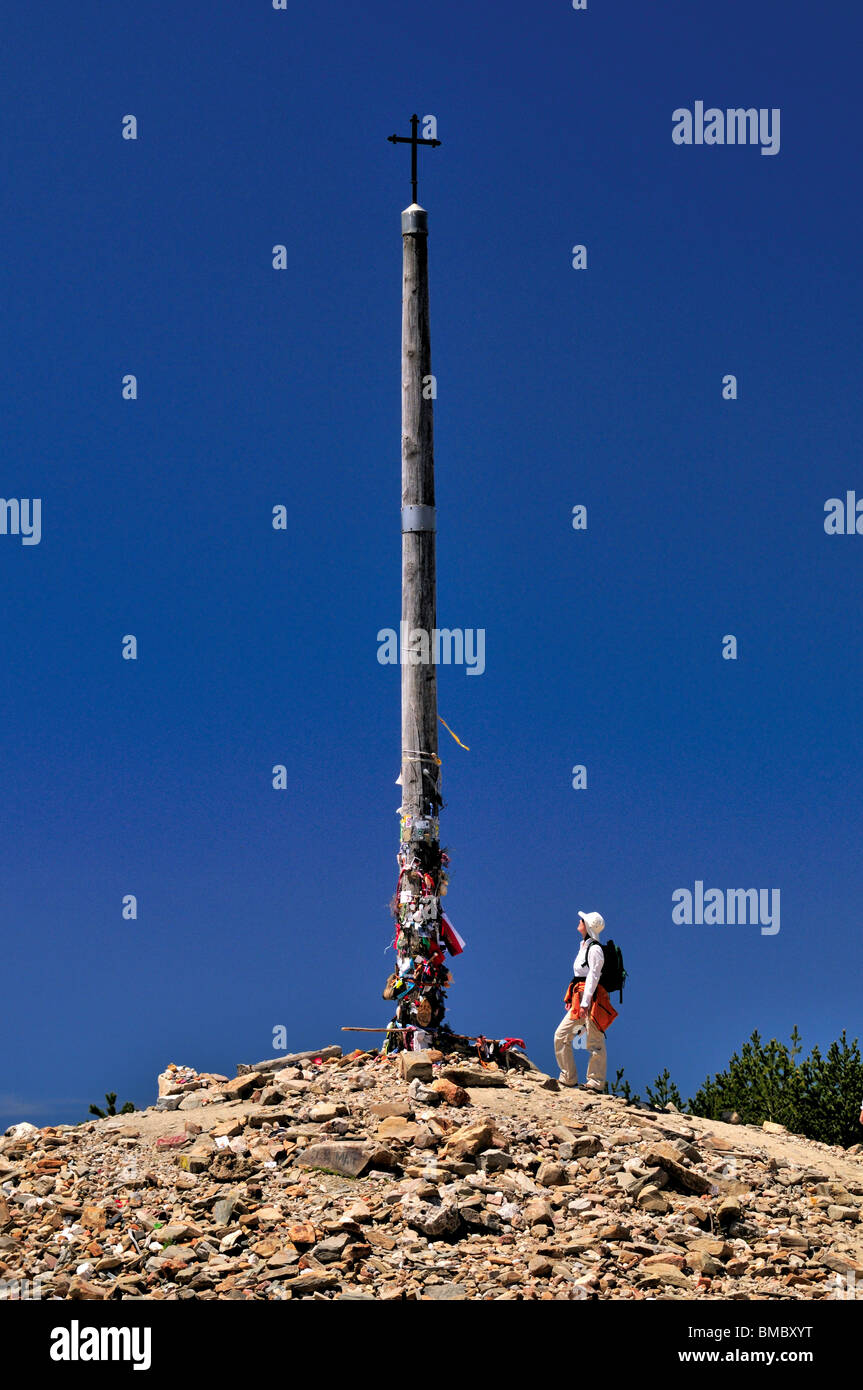 L'Espagne, Saint James Way : Pilgrim à la Cruz de Ferro en Foncebadón sur le Chemin de Saint Jacques de Compostelle Banque D'Images