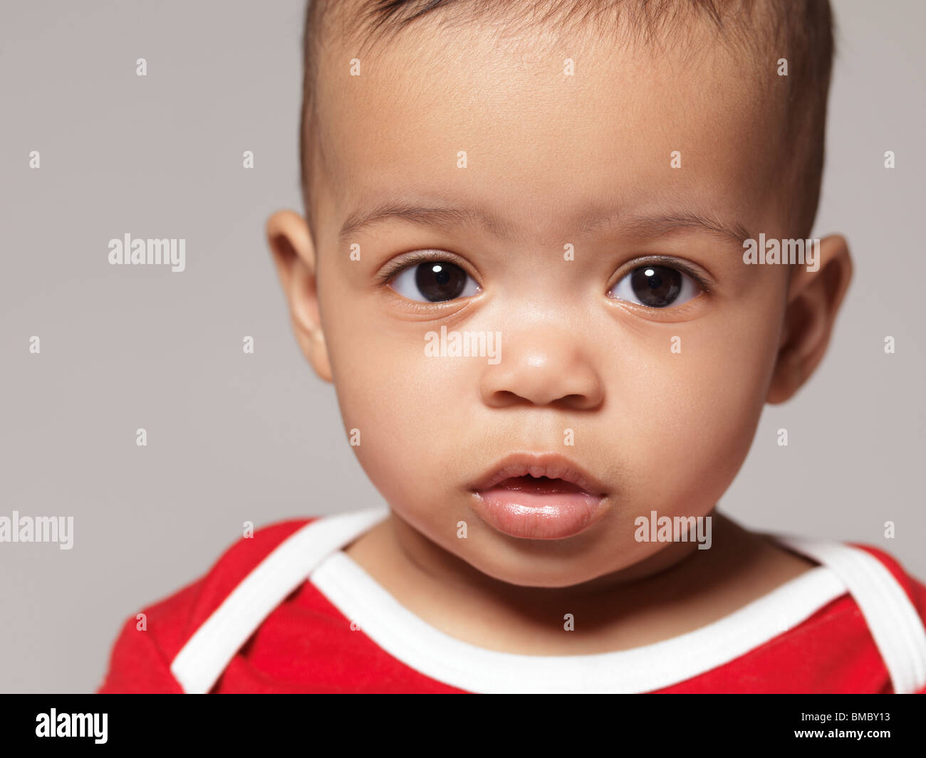 Portrait d'un mignon petit enfant. Petite fille de neuf mois. Banque D'Images