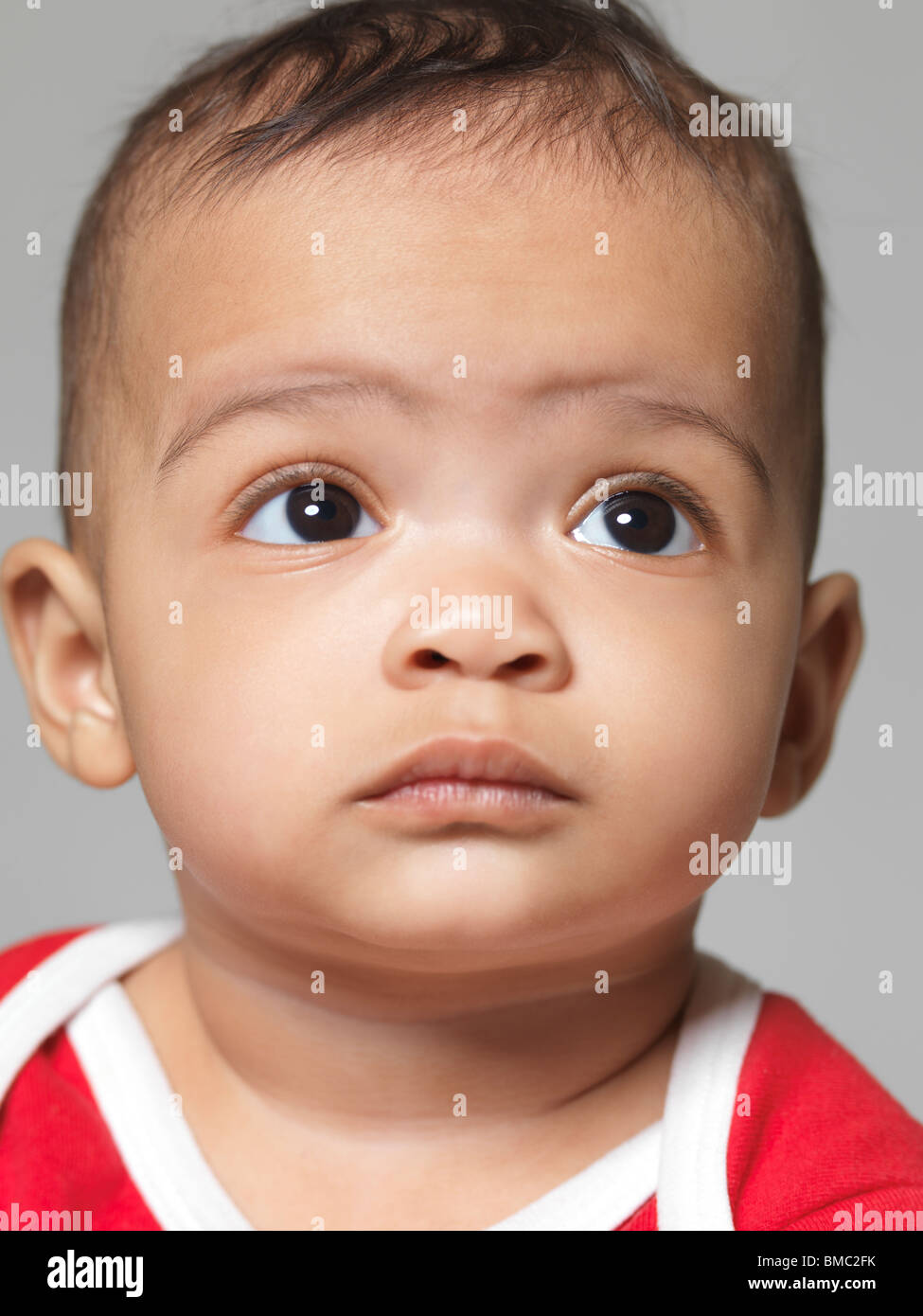 Portrait d'un mignon petit enfant. Petite fille de neuf mois. Banque D'Images