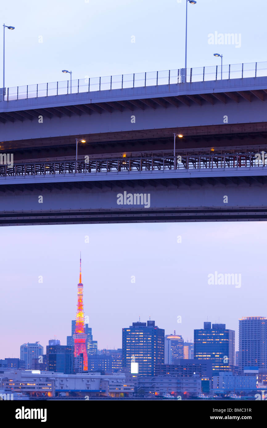 Sur les toits de la ville avec la Tour de Tokyo et du pont Rainbow, Tokyo, région du Kanto, Honshu, Japan Banque D'Images