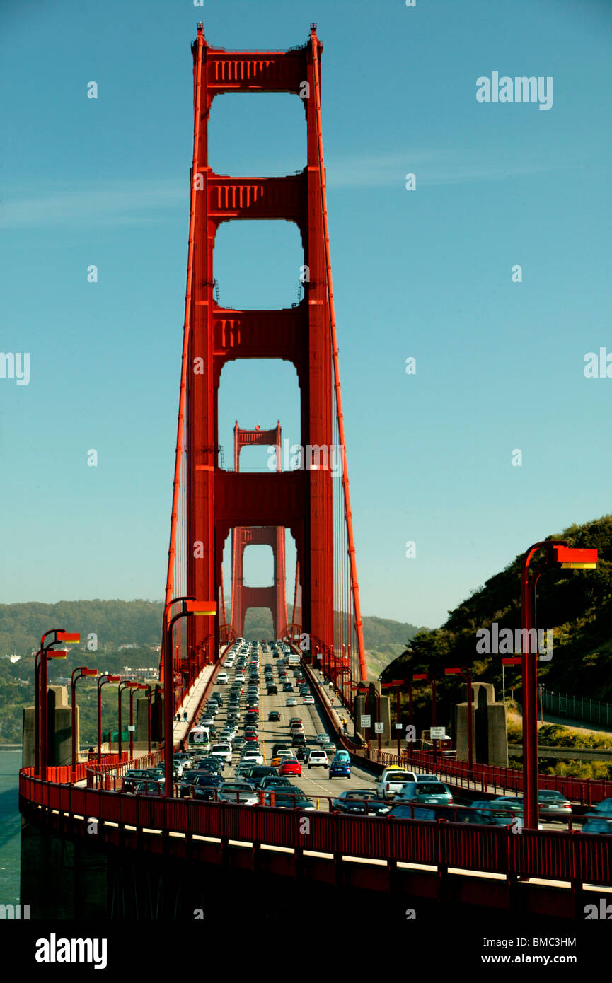 Golden Gate Bridge avec congestion du trafic dans les deux directions Banque D'Images