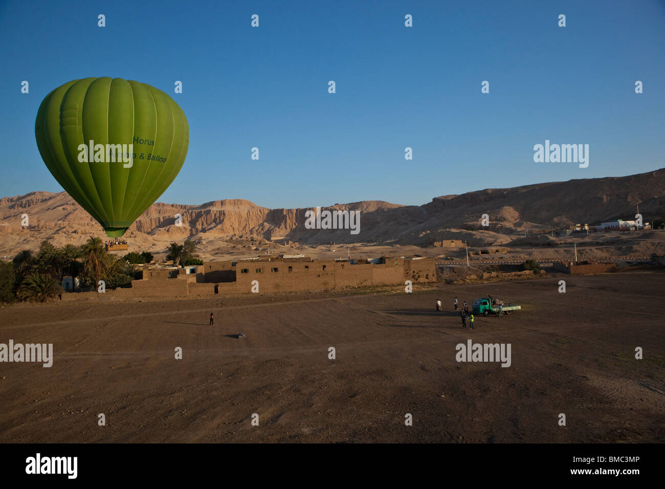 Une vue aérienne de sable couverts ruines à Louxor, Egypte Banque D'Images