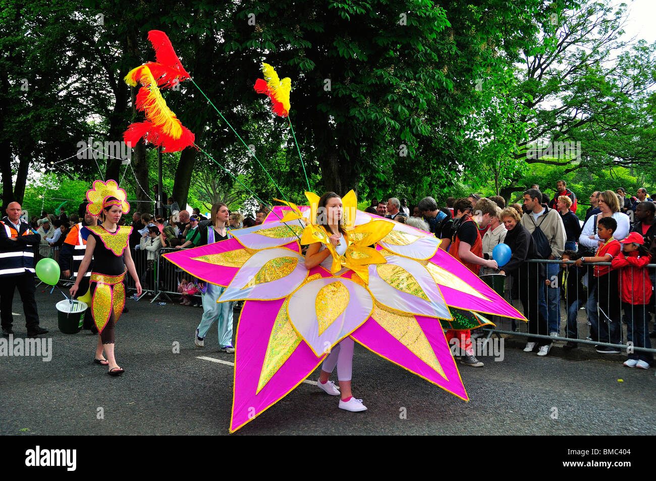 Carnaval 2010 costume fleur Luton Banque D'Images