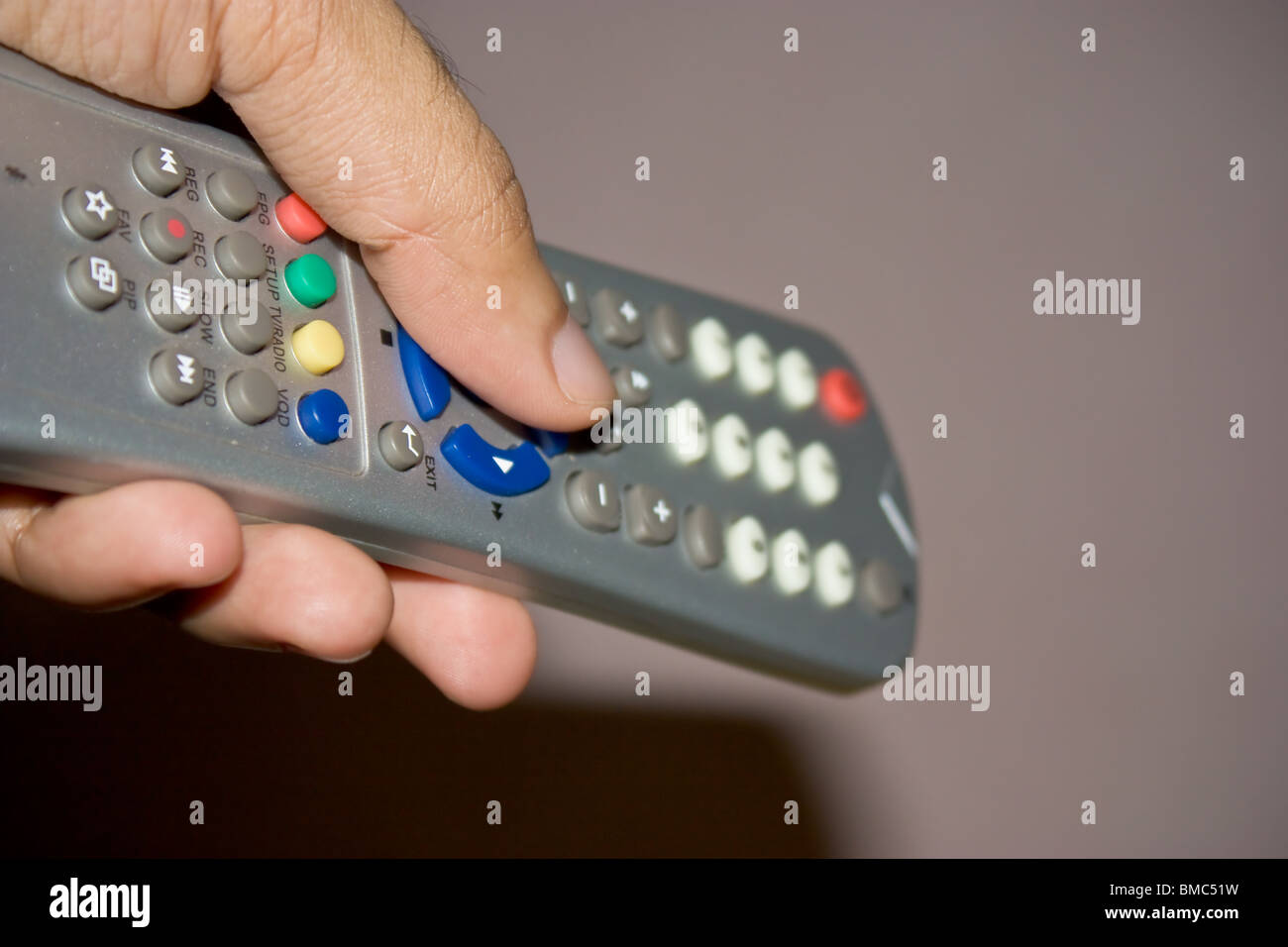 Le contrôle de la télécommande pour la télévision Banque D'Images