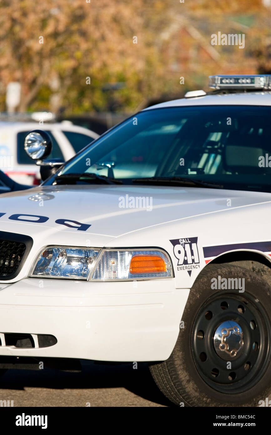 Le coin avant d'une voiture de police, montrant le signe d'appel d'urgence 911. Banque D'Images