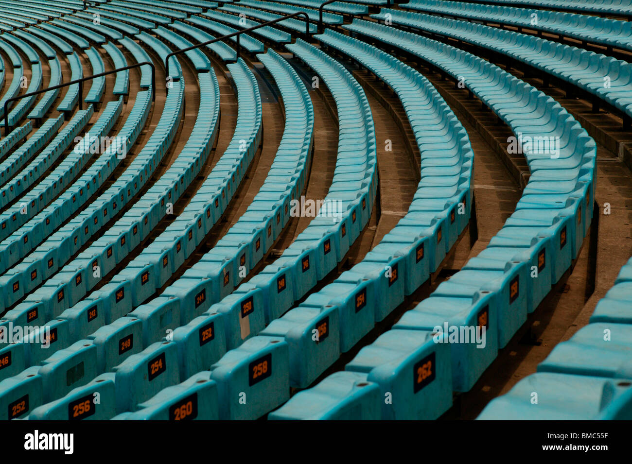 Sièges de stade dans une arène de sports majeurs Banque D'Images