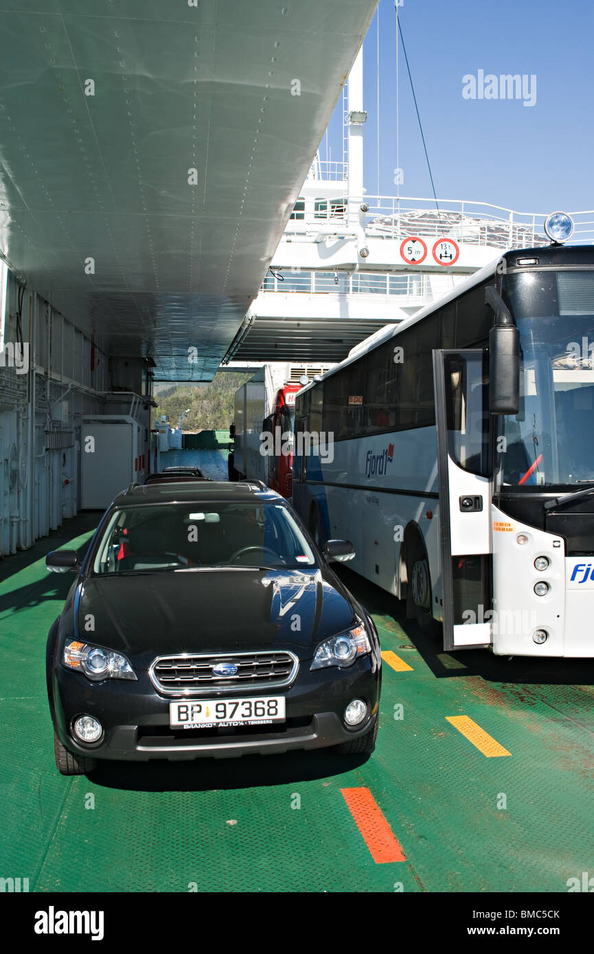 À bord de véhicules de transport de passagers et de car-ferry Gulen sur Sognefjord près de Hella Sogn Norvège Banque D'Images