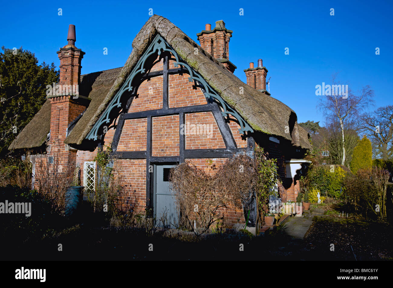 Thatched cottage en brique rouge Banque D'Images