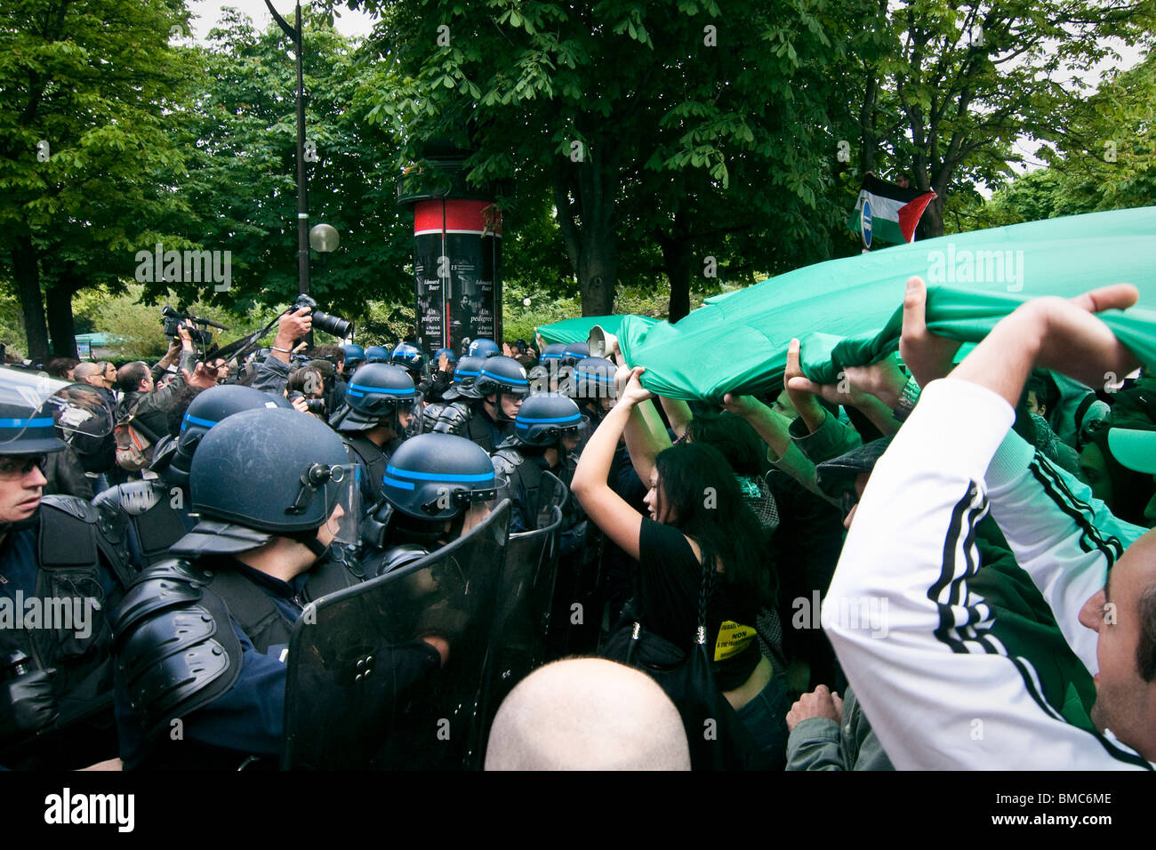 Pro-Palestinian manifestation à Paris pour protester contre le raid de commando meurtrière sur une flottille en route vers Gaza. Banque D'Images
