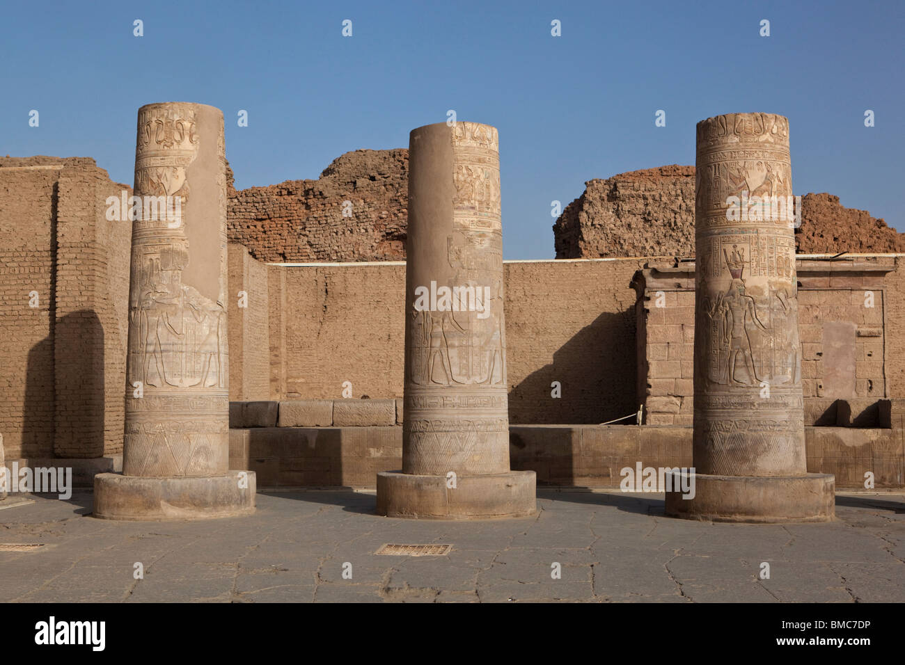 Structures des murs et piliers au sein d'un ancien temple égyptien contre un ciel bleu Banque D'Images