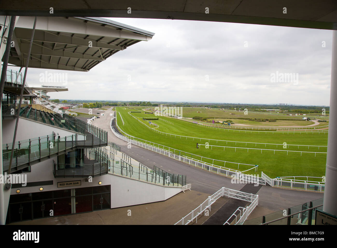 La vue depuis les stands de la dernière droite à Aintree Hippodrome à Liverpool, maison du Grand Steeple National. Banque D'Images