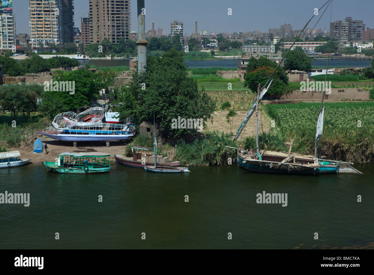 Une variété de bateaux sur la rive de la rivière Nil au Caire, Egypte Banque D'Images