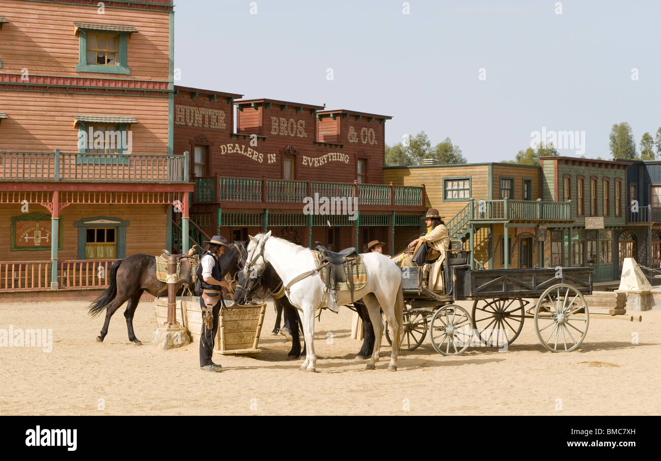 Arrosage Cowboys leurs chevaux sur old west cinéma Banque D'Images