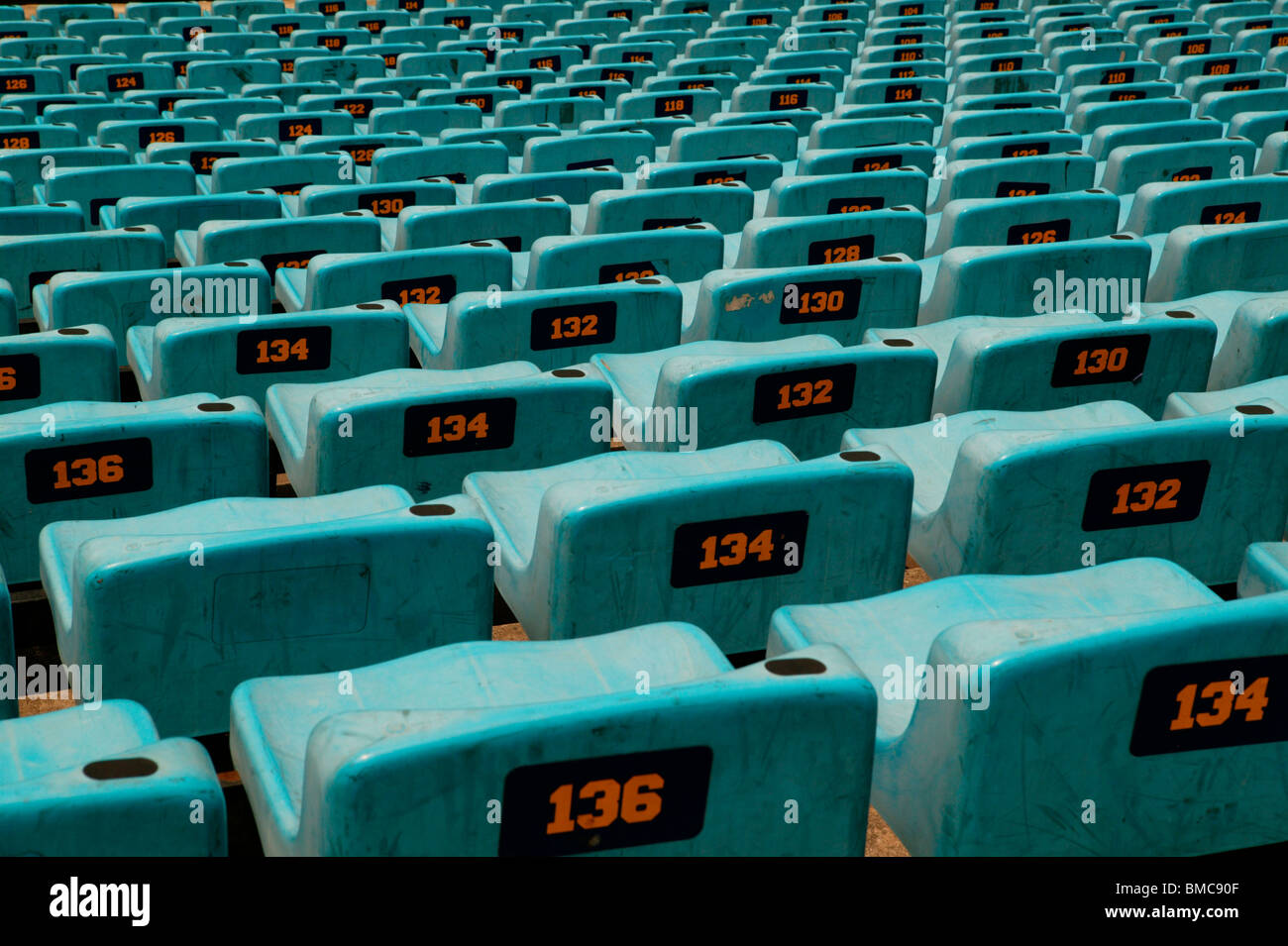 Les sièges du stade de sports dans une vue montrant le numéro de siège Banque D'Images