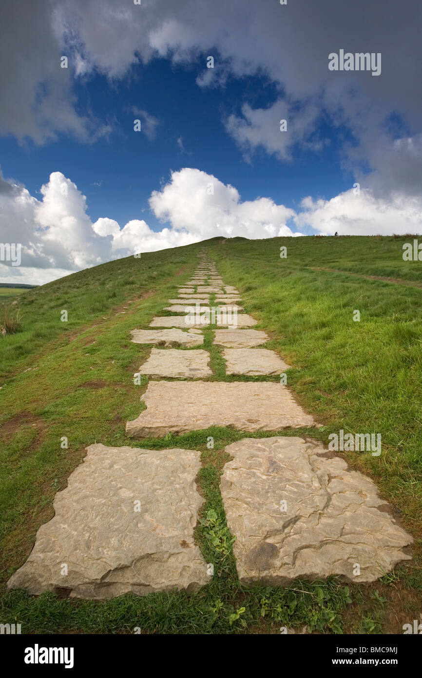 Sentier pavé Mam Tor croissant près de Castleton dans le Derbyshire Peak District, UK Banque D'Images