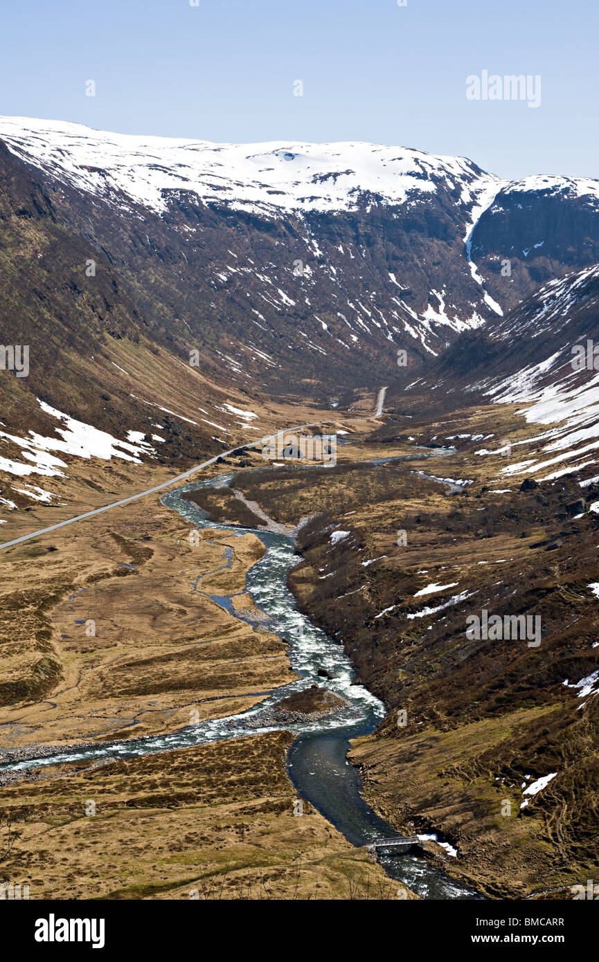 Vue vers le bas l'Holo Vallée avec rivière qui coule et de la chaussée à Voss Sogn Norvège Banque D'Images